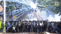 Sejumlah kepolisian berlindung saat bentrok dengan massa aksi 22 Mei sebelum terjadi pembakaran bis milik Brimob di kawasan Tanah Abang,  Jakarta, Rabu (22/5/2019). (merdeka.com/Arie Basuki)
