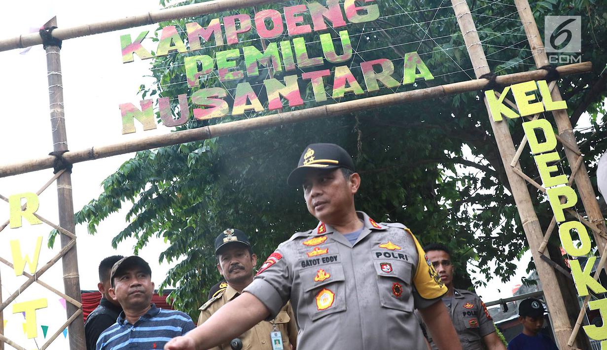 Kapolda Metro Jaya Irjen Gatot Eddy Pramono meninjau persiapan tempat pemungutan suara (TPS) di Kampoeng Pemilu Nusantara, Depok, Jawa Barat, Selasa (16/4). Peninjauan tersebut untuk memastikan persiapan dan keamanan penyelenggaraan pemilu serentak 17 April 2019. (Liputan6.com/Immanuel Antonius)