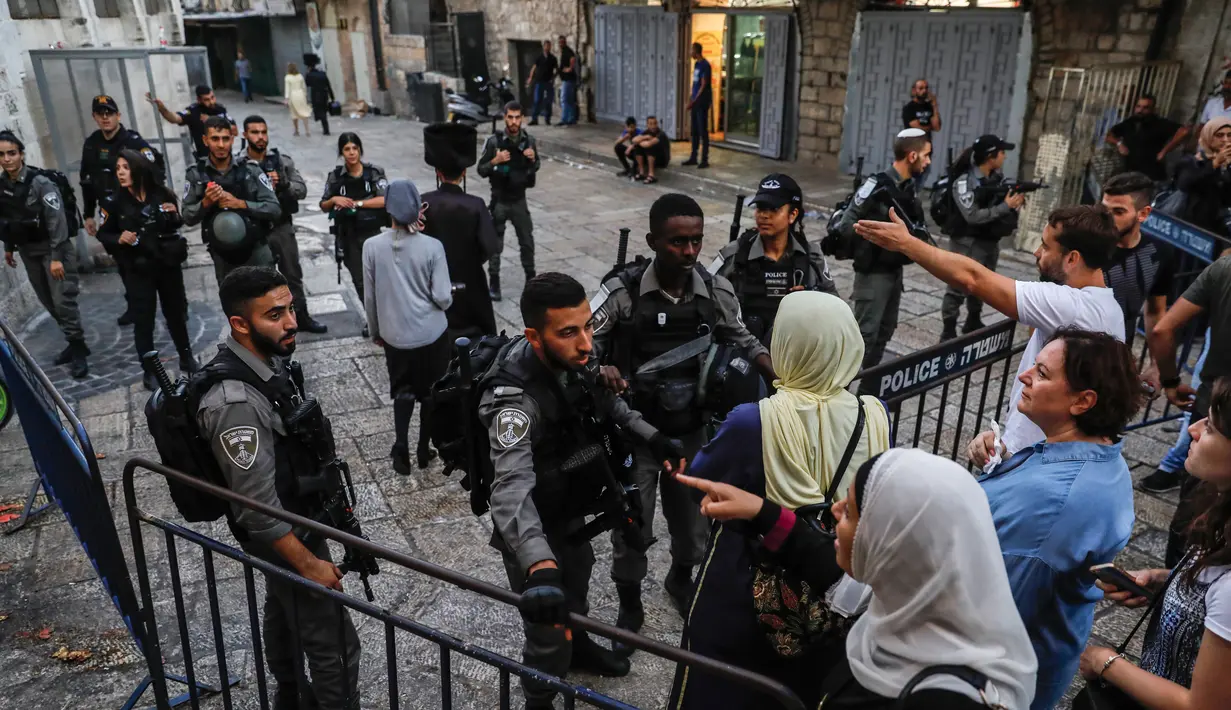 Pasukan Israel melarang pengunjung untuk memasuki kompleks Masjid Al-Aqsa di Kota Tua Yerusalem, Jumat (17/8). Tindakan itu menyusul serangan pisau terhadap seorang polisi Israel di dekat Gerbang Damaskus. (AFP/Ahmad GHARABLI)