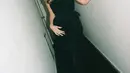 Gaun tersebut memiliki aksen strapless. Dengan bagian gaun panjang menyapu lantai model sheer serta aksen pita seperti di bagian pinggangnya.  [@haileybieber]