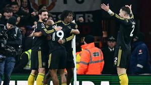 Bek Manchester United, Patrick Dorgu, berselebrasi bersama rekan-rekan setimnya pada lanjutan Liga Inggris 2025/2026 di Stadion Emirates, Minggu (25/1/2026). (Ben Standsall/AFP)