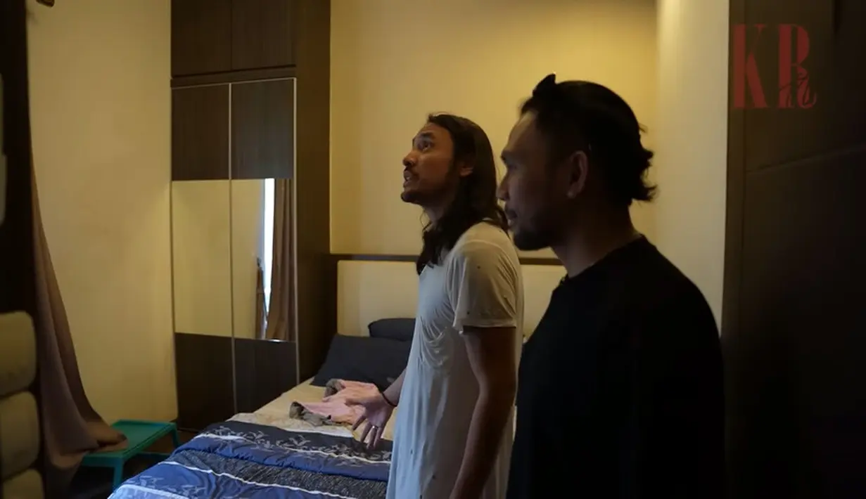 Pemilik nama asli Marcello Tahitoe itu juga menunjukkan kamar tamu. Menurutnya, terkadang ada teman yang menginap di rumahnya. [Youtube/KR TV]