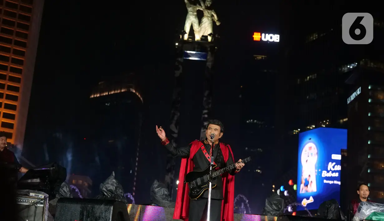Penampilan Rhoma Irama saat konser Happy New Year 2020 di Bundaran HI, Jakarta, Selasa (31/12/2019). Raja Dangdut Rhoma Irama dan Soneta Group menjadi band utama yang mengiringi musik legendarisnya di konser tersebut. (Liputan6.com/Herman Zakharia)