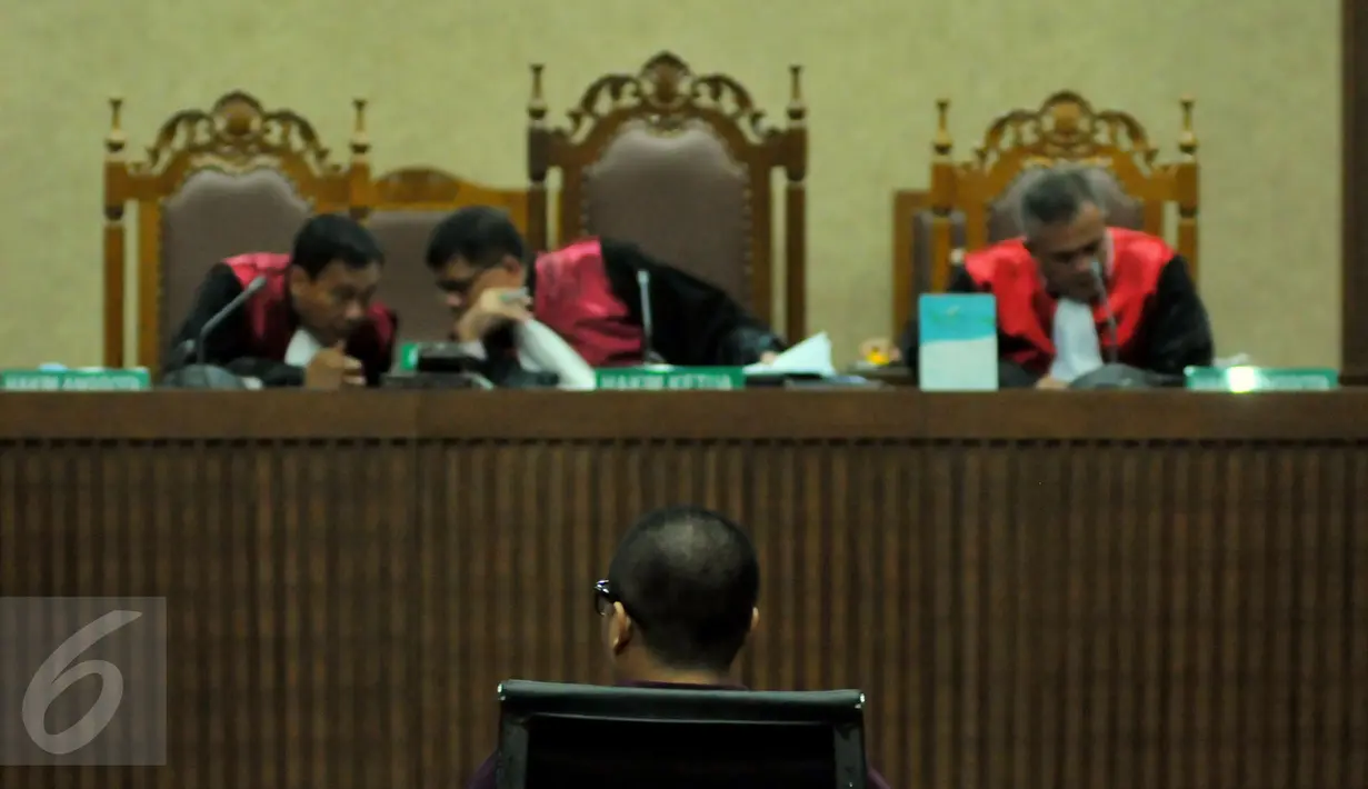 Terdakwa Muhammad Yagari Bhastara alias Gary saat mendengarkan Majelis Hakim di Pengadilan Tipikor, Jakarta, (17/2). Gary terbukti menjadi perantara suap kepada Majelis Hakim Pengadilan Tata Usaha Negara di Medan. (Liputan6.com/Faisal R Syam)