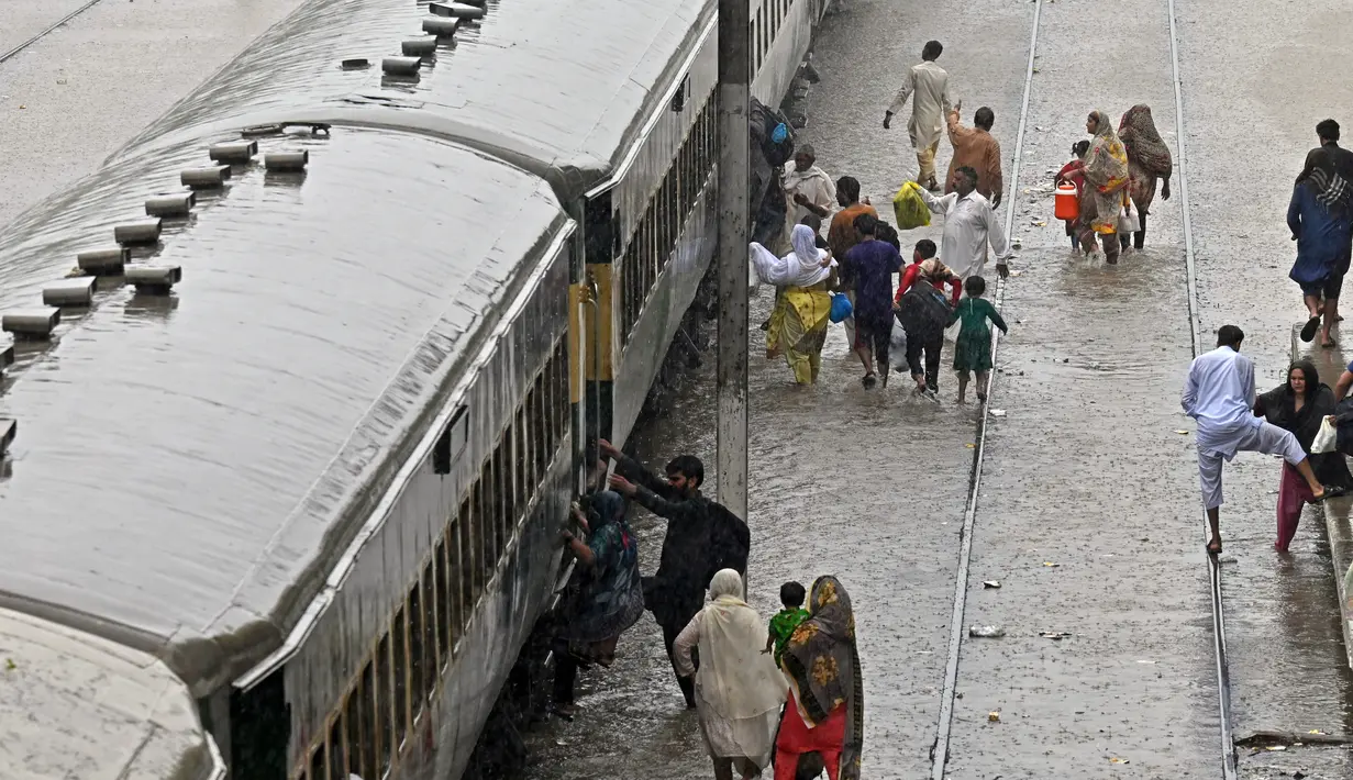 Hujan mulai turun sekitar pukul 04:00 dini hari, dan curah hujannya bervariasi dari lingkungan ke lingkungan. (AFP/Arif Ali)