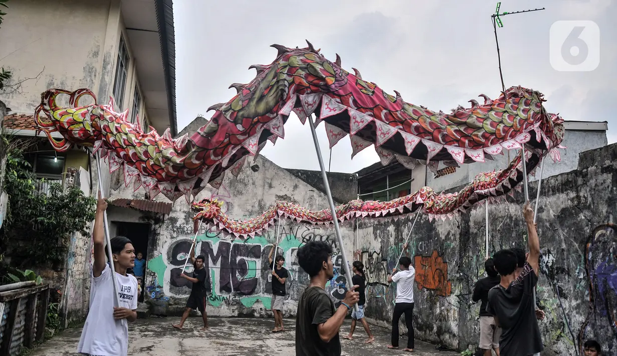 Anggota klub kesenian Naga Merah Putih saat latihan memainkan Liong di kawasan Babakan Pasar, Bogor, Jawa Barat, Senin (17/1/2022). Latihan dilakukan untuk meningkatkan kekompakan dan kemahiran sebelum tampil dalam pementasan. (merdeka.com/Iqbal S. Nugroho)