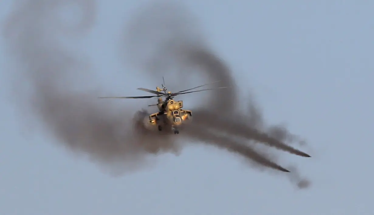 Helikopter tentara Irak menembakan roket saat pertempuran dengan pasukan ISIS di selatan Mosul, Irak, Sabtu (29/10). Pasukan Khusus Irak terus menggempur ISIS yang menguasai kota Mosul. (REUTERS)