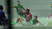 Penyerang PS TNI Elio Bruno Teixeira (bawah) terjatuh saat berebut bola dengan pemain Persiba pada lanjutan Liga 1 di Stadion Pakansari, Kab Bogor, Jumat (5/5/2017). Laga kedua tim berakhir imbang 1-1. (Liputan6.com/Helmi Fithriansyah)