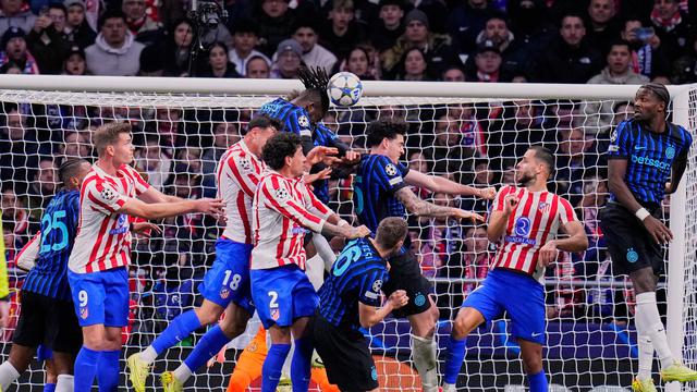 Pemain Atletico Madrid melompat berebut bola dengan para pemain Inter Milan