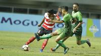Bek Madura United, Asep Berlian, saat pertandingan melawan PS TNI pada laga Liga 1 Indonesia di Stadion Pakansari, Bogor, Senin (18/9/2017). Madura United menang 3-2 atas PS TNI. (Bola.com/M Iqbal Ichsan)