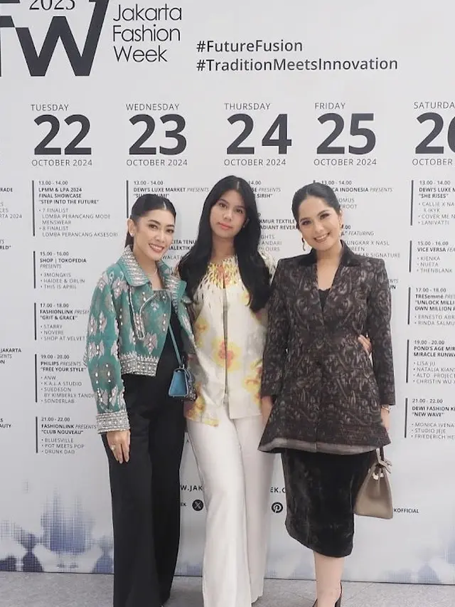 Almira Yudhoyono saat Dampingi Sang Ibundanya Annisa Pohan Hadir di Fashion Show. [@annisayudhoyono]