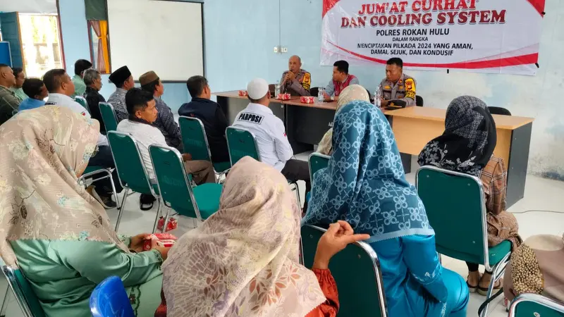 Personel Polres Rokan Hulu ajak masyarakat Desa Tanjung Belit dukung swasembada pangan Prabowo Subianto.