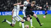 Pemain Manchester City Kevin De Bruyne (kanan) mencoba melewati sejumlah pemain FC Copenhagen pada laga 16 besar Liga Champions 2023/2024 di Kopenhagen, Denmark, Rabu (14/2/2024) WIB.  (AFP/Jonathan Nackstrand)