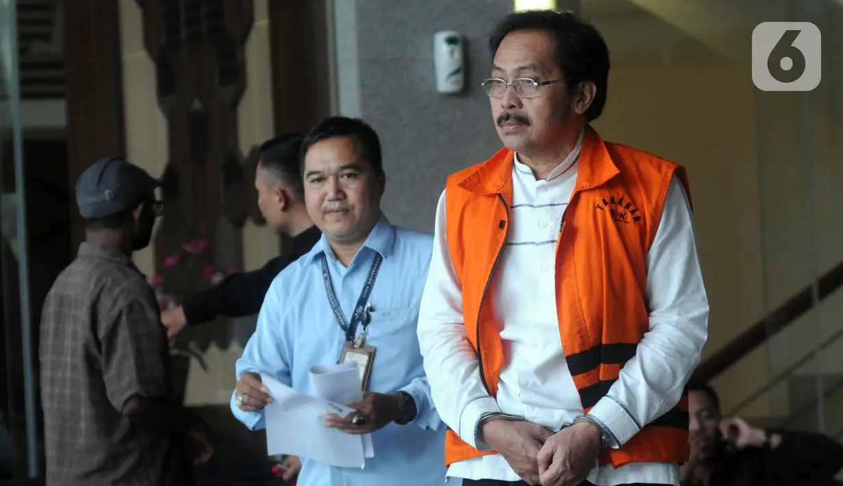 Gubernur Kepulauan Riau (Kepri) nonaktif Nurdin Basirun usai menjalani pemeriksaan di Gedung KPK, Jakarta, Kamis (7/11/2019). Nurdin Basirun  diperiksa sebagai tersangka untuk melengkapai berkas terkait aliran suap izin lokasi rencana reklamasi di wilayah Kepulauan Riau. (merdeka.com/Dwi Narwoko)