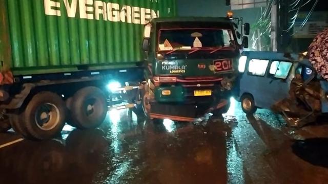 Truk Kontainer Tabrak Angkot hingga Ringsek di Bogor, Sopir Terjepit