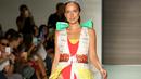 Model berjalan di atas runaway memperagakan koleksi yang diberi nama McDCouture Collection di Miami Swim Week, 20 Juni 2017. Koleksi baju renang tersebut dikreasikan dengan ribuan kemasan makanan cepat saji McDonald's. (ALEXANDER TAMARGO/GETTY IMAGES/AFP)