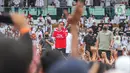 Presiden Joko Widodo (tengah) menyapa relawan saat menghadiri acara Gerakan Nusantara Bersatu: Satu Komando Untuk Indonesia di Stadion Utama Gelora Bung Karno, Jakarta, Sabtu (26/11/2022). Gerakan Nusantara Bersatu dari berbagai elemen relawan Jokowi itu untuk menyelaraskan persepsi barisan satu komando di bawah arahan Presiden Joko Widodo. (Liputan6.com/Faizal Fanani)