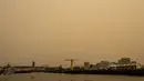 Kota Nantes tampak diselimuti debu dari gurun Sahara berwarna kuning tua di Prancis barat (15/3/2022). Badai di gurun Sahara menciptakan badai besar hembusan angin, yang mengangkat pasir ke udara. (AFP/Loic Venance)