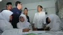 Jokowi juga menyempatkan diri berdialong dengan para siswa yang sedang belajar di dalam kelas, Jakarta, (23/9/14). (Liputan6.com/Herman Zakharia)