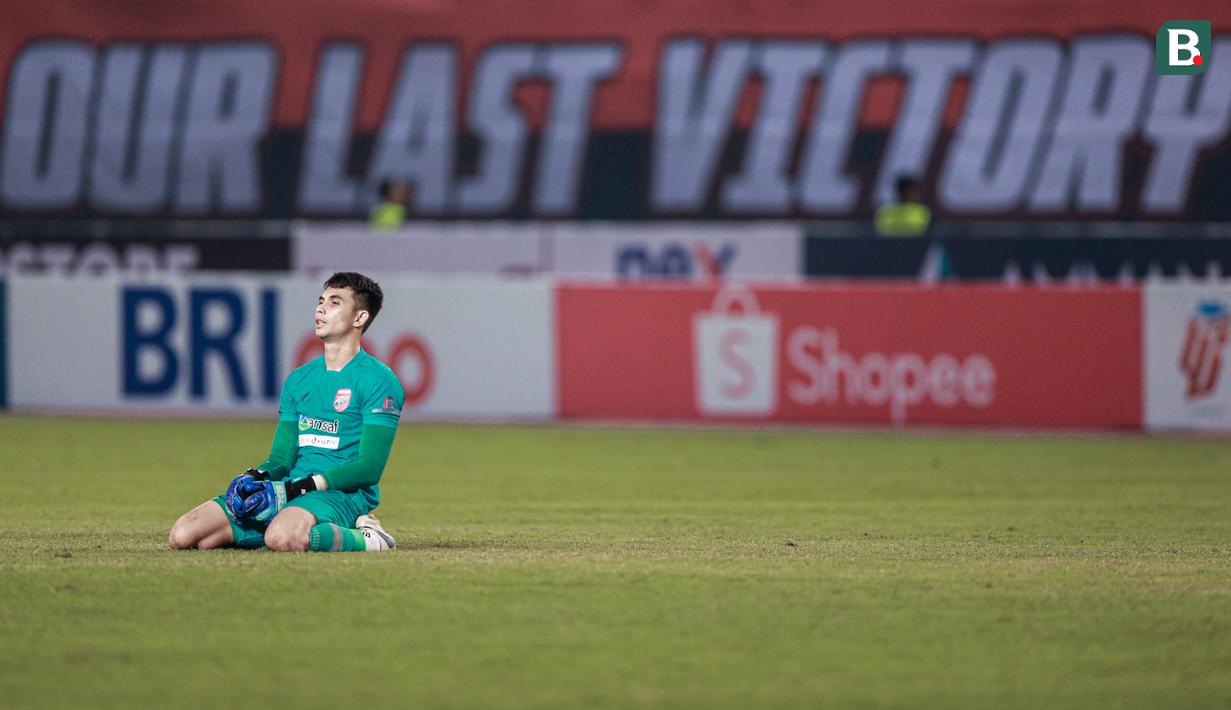 Reaksi kiper Borneo FC, Nadeo Argawinata setelah menahan imbang 1-1 Persija Jakarta dalam pertandingan pekan ketujuh BRI Liga 1 2023/2024 yang berlangsung di Stadion Patriot Candrabhaga, Bekasi, Rabu (9/8/2023). (Bola.com/Bagaskara Lazuardi)