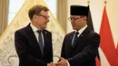 Menteri Luar Negeri Indonesia Sugiono (kanan) menyambut kedatangan Menteri Luar Negeri Jerman Johann Wadephul di kantor Kementerian Luar Negeri, Jakarta, Rabu 20 Agustus 2025. (Yasuyoshi CHIBA/AFP)