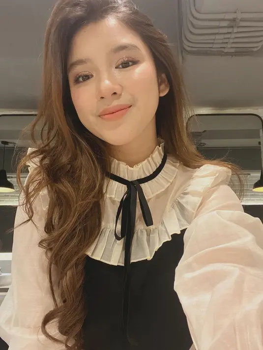 Kini jadi idola banyak remaja Tanah Air, tak heran jika gaya Tiara dengan outfit-outfit vintage ini sering jadi inspirasi OOTD penggemarnya. Simpel dengan outfit vintage ala Korea, gaya pelantun lagu 'Hadapi Berdua' ini manis banget. (Liputan6.com/IG/@tiaraandini)