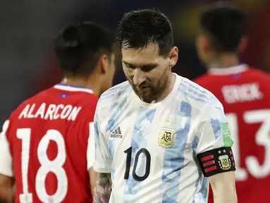 Striker Argentina, Lionel Messi, tampak lesu usai ditahan imbang Chili pada Kualifikasi Piala Dunia 2022 Zona Amerika Selatan di Stadion Santiago del Estero, Jumat (4/6/2021). Kedua tim bermain imbang 1-1. (Agustin Marcarian, Pool via AP)