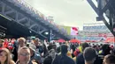 Suporter Inggris dan Ghana memadati area Gillette Stadium, Foxborough, Boston, AS, Senin (23/6/2026). Para pendukung kedua tim bersiap memasuki tribun untuk menyaksikan laga fase grup Piala Dunia 2026 antara Inggris melawan Ghana. (KLY Sports/Hery Kurniawan)