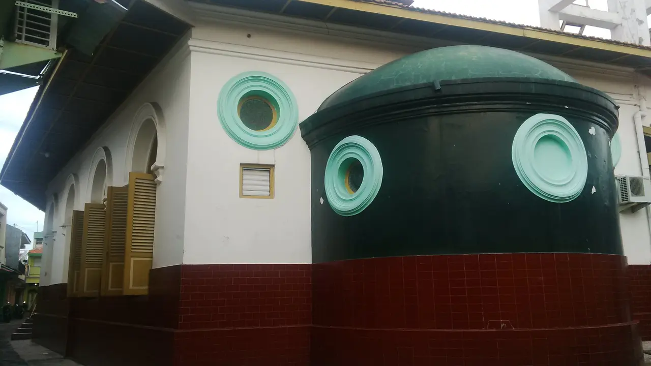 Kisah Ayam Jago Sunan Ampel dan Masjid Perahu Terbalik