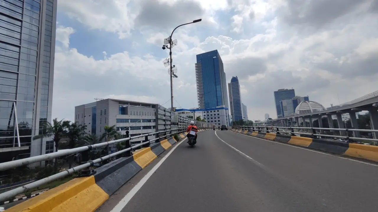 Flyover atau jembatan layang Pancoran sampai Tendean, Jakarta Selatan yang sudah bersih dari APK