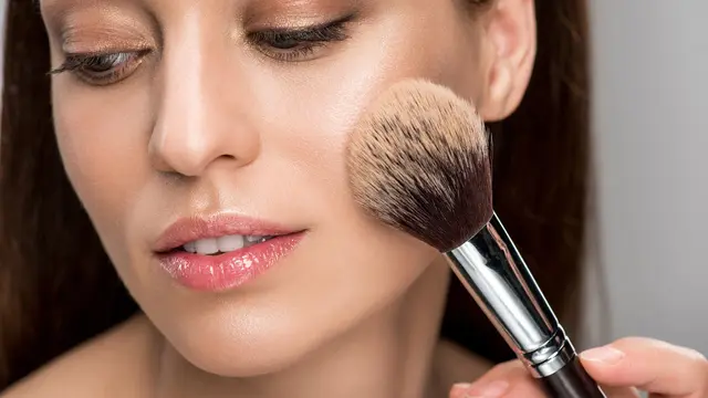 Tips Makeup Anti Pori-Pori Besar, Begini Cara Pakai Foundation yang Benar