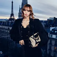 Intip bag charm Lisa BLACKPINK di Paris Fashion Week 2025 (@lalalisa_m)