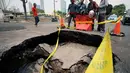 Penyebab amblesnya jalan tersebut diperkirakan karena pipa air yang bocor, sehingga tanah menjadi tergerus dan menyebabkan rongga. Foto diambil pada Kamis (6/11/2014). (Liputan6.com/Johan Tallo) 