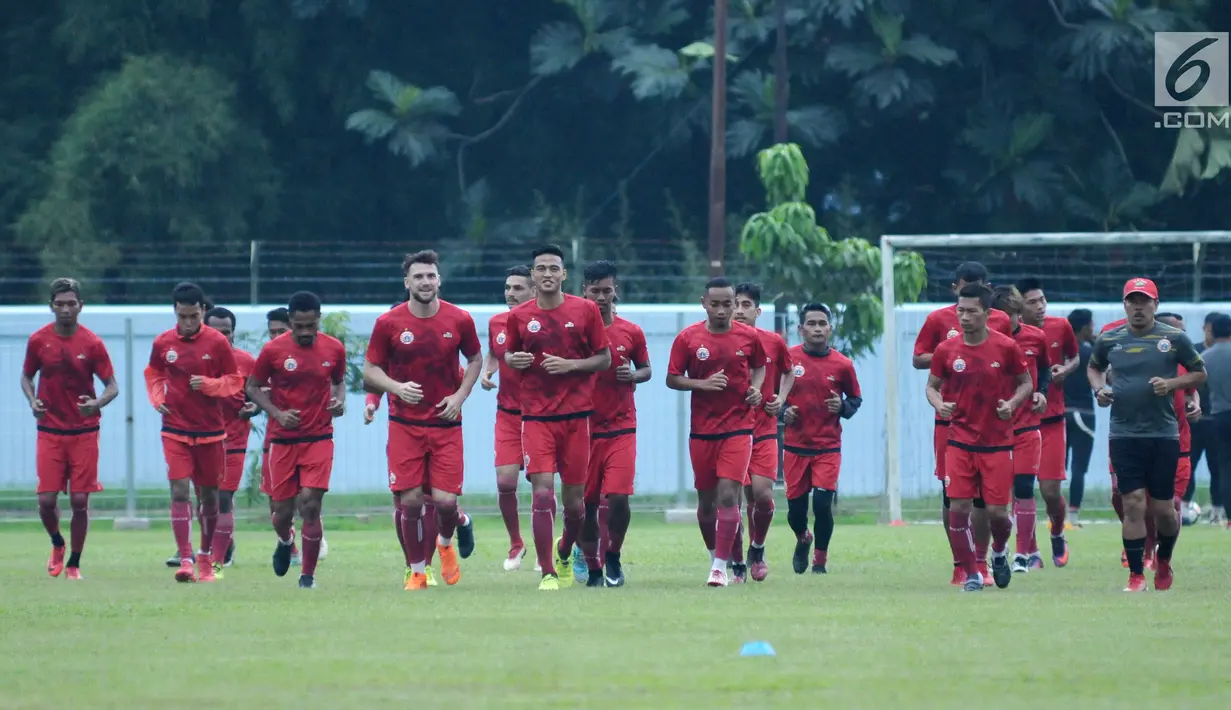 Pemain Persija berlari kecil jelang latihan di Lapangan Sutasoma, Halim Perdanakusuma, Jakarta, Selasa (20/3). Latihan ini persiapan menghadapi Bhayangkara FC di laga pembuka Liga 1 Indonesia 2018. (Liputan6.com/Helmi Fithriansyah)