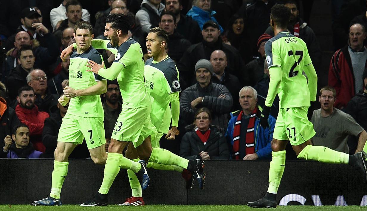 Para pemain Liverpool merayakan gol yang dicetak James Milner ke gawang Manchester United. Tim tamu sempat unggul terlebih dahulu melalui gol dari titik penalti yang disarangkan oleh Milner pada menit ke-27. (AFP/Oli Scarff)