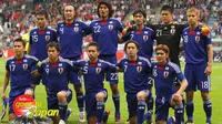 Para pemain tim nasional Jepang berpose sebelum pertandingan uji coba melawan Inggris, di UPC Arena, 30 Mei 2010. (AFP). 