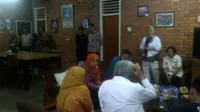 Mensos Khofifah Indar Parawansa mengunjungi anak yang ditelantarkan orangtuanya. (Liputan6.com/Sugeng Triono)