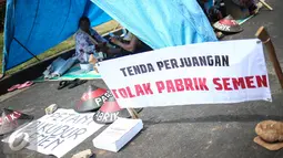 Para petani Rembang menamakan aksinya "Tenda Perjuangan" sebagai penolakan adanya tambang dan pabrik semen di Pegunungan Kendeng, Jawa Tengah. Aksi digelar di depan Istana Merdeka, Jakarta, Rabu (27/7). Liputan6.com/Faizal Fanani)