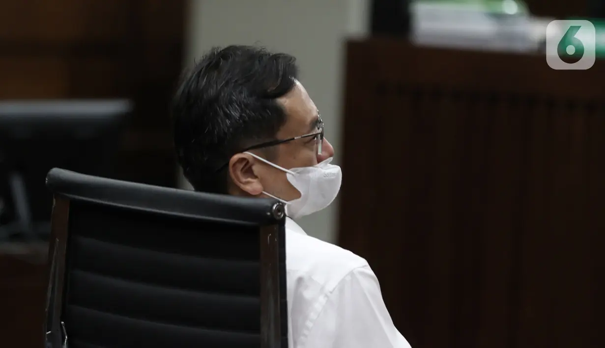 Terdakwa kasus dugaan korupsi di PT ASABRI Benny Tjokrosaputro menjalani sidang dengan agenda pembacaan putusan di Pengadilan Tindak Pidana Korupsi (Tipikor), Jakarta, Kamis (12/1/2023). Majelis hakim menyatakan terbukti bersalah kepada Benny Tjokrosaputro melakukan korupsi terkait pengelolaan keuangan dan dana investasi di PT Asabri tahun 2012-2019 yang merugikan keuangan negara hingga Rp22,7 triliun. (Liputan6.com/Johan Tallo)