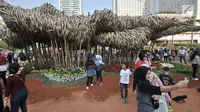 Instalasi bambu "Getih Getah" di kawasan Bundaran Hotel Indonesia (HI) menjadi daya tarik pengunjung car free day, Jakarta, Minggu (19/8). Sejumlah masyarakat beramai-ramai berswafoto di depan karya seni bambu itu. (Merdeka.com/ Iqbal S. Nugroho)