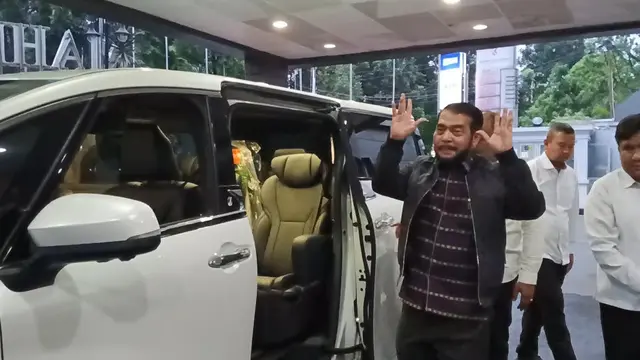 Hakim Konstitusi Anwar Usman saat tiba di Gedung Mahkamah Konstitusi. (Liputan6.com/M Radityo Priyasmoro)