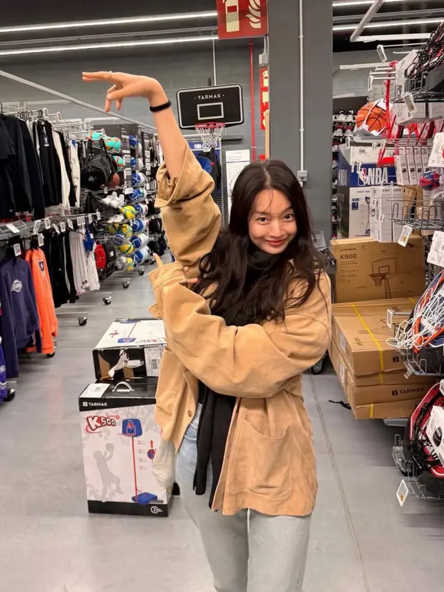 OOTD Shin Min-a saat Honeymoon Musim Dingin dengan Gaya Santai. [@illusomina]