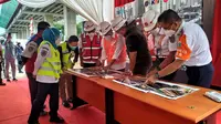 Menhub Budi Karya Sumadi melakukan kunjungan kerja ke Stasiun LRT Dukuh Atas untuk mengecek progress pembangunan LRT Jabodebek.  Serta ke Stasiun Manggarai.Liputan6.com/Athika
