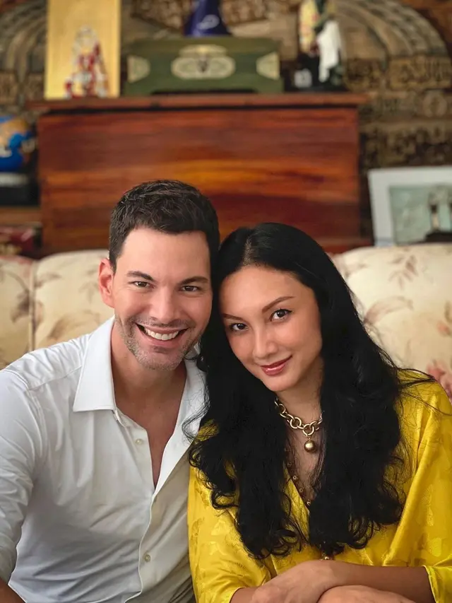 7 Potret Tata Cahyani Mantan Istri Tommy Soeharto dengan Kekasih, Selalu Mesra