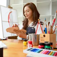 Ilustrasi perempuan pekerja seni/copyrightshutterstock/BongkarnGraphic