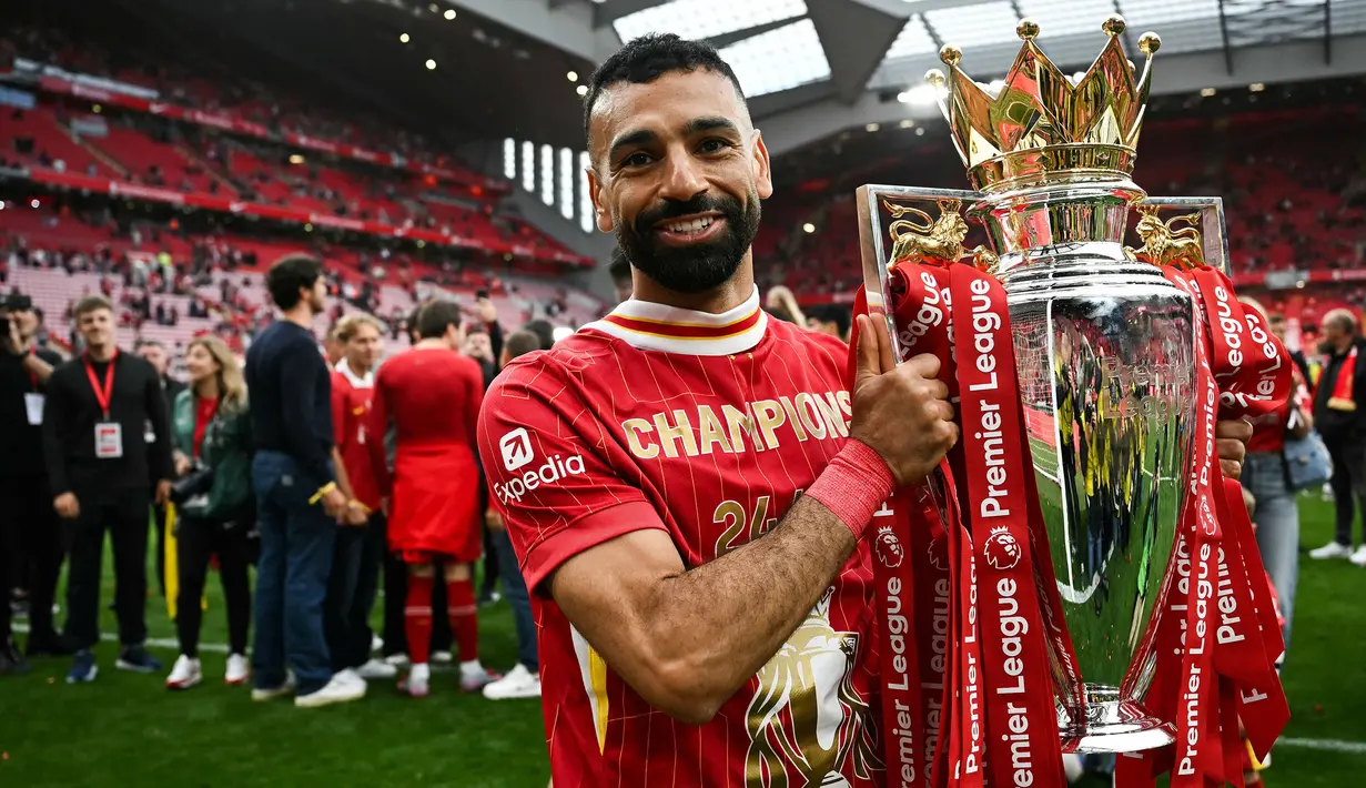Pemain berkebangsaan Mesir tersebut juga sukses memberikan berbagai gelar bergengsi untuk Liverpool, mulai dari Liga Inggris dan Liga Champions. (AFP/Paul Ellis)