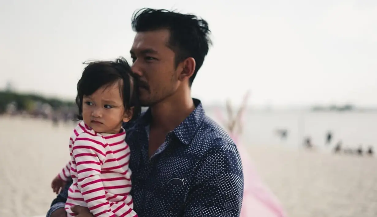 Rio Dewanto terlihat mencium Salma. Banyak orang yang bilang jika wajah sangat mirip dengan sang ayah. (Foto: instagram.com/riodewanto)