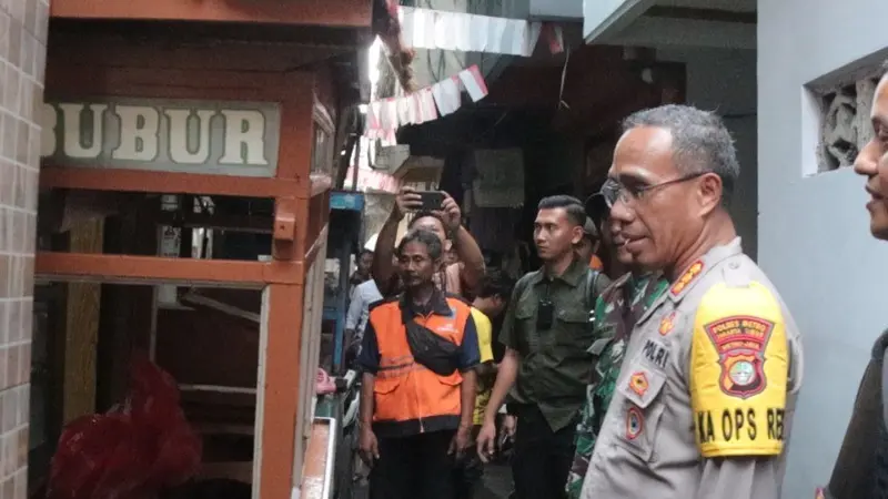 Sebuah gerobak milik penjual bubur dirusak gara-gara pembeli ogah membayar.