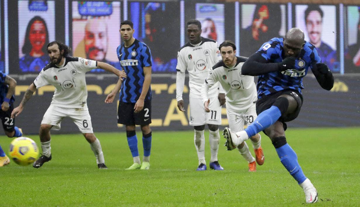Striker Inter Milan, Romelu Lukaku, melepaskan tendangan penalti saat melawan Spezia pada laga Liga Italia di Stadion Giuseppe Meazza, Minggu (20/12/2020). Inter Milan menang dengan skor 2-1. (AP/Luca Bruno)