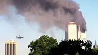 Sebuah pesawat mendekati World Trade Center (WTC) New York sebelum menabrak menara di sebelah kiri, seperti yang terlihat dari pusat kota Brooklyn, Selasa, 11 September 2001.(Foto AP / William Kratzke)